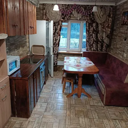 Holiday home гостинний двір у ангеліни Tatariv