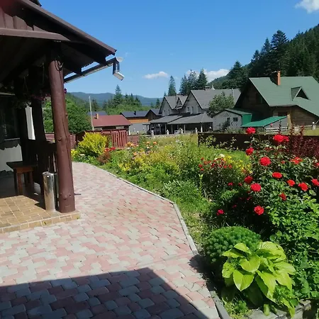 Holiday home гостинний двір у ангеліни Tatariv